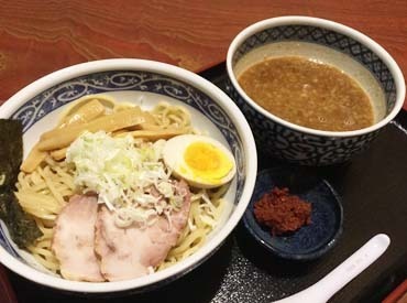 つけ麺 秋山  ≪未経験大歓迎≫
飲食でバイトしたことない方も
バイトデビューの方も大歓迎です!
仕事終わりにはおいしい”まかない”も・・・