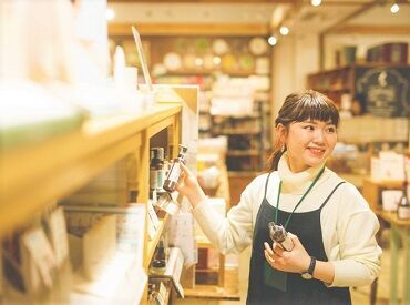 店内商品は、
約10万点を超える品揃え！
店内はナチュラルテイストな雰囲気☆彡
新しくて綺麗です♪