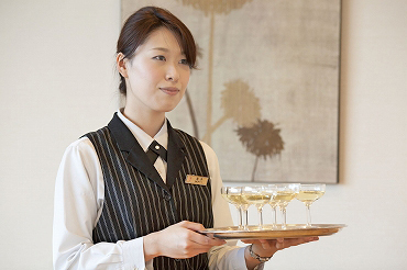 KKRホテル大阪 お客様を笑顔でおもてなし☆
ホテルの宴会場やレストランでの給仕や接客がメインのお仕事です！
