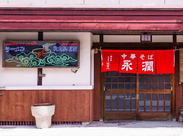 中華そば 永潤 玉野店 赤い暖簾とネオンの看板が目印！
和の趣があり、店内もオシャレです♪