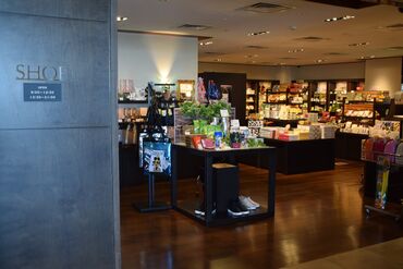▼有馬六彩売店は…
温泉の銘菓・特産品などのお土産品を取り揃えています。
