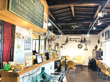 農園カフェ　yamaki オシャレPOINTは…こだわりのインテリア♪。+
温かみのある店内は居心地の良さ"◎"
Cafeスタッフのオシゴト、始めませんか♪