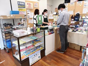 中央大学生活協同組合 横浜中学・高校売店 [中学・高校の売店でのお仕事]
お客様は生徒さんや教職員の方々！
笑顔で明るく元気に対応できれば大丈夫です♪