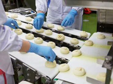 お任せする作業は…
機械が成形した塩バターパンや、パイ生地の検品 etc.
皆さんにも馴染みあるパンを多く製造しています(*^^*)