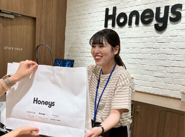 ハニーズ　寝屋川店 接客のお仕事が初めての方も大歓迎です！
まずは商品を袋から取出して
ハンガーにかけることから♪
一緒に楽しく働きましょう！