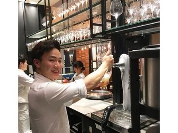 CAFE YOSHIMI【赤れんが テラス】 安心してお仕事をスタートできるよう先輩スタッフが丁寧にフォローします！