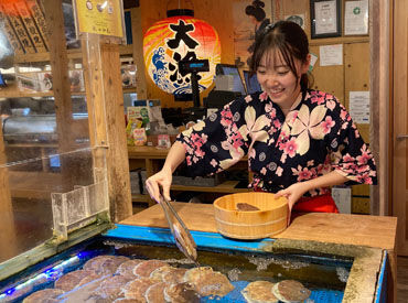 海辺の磯料理屋のような雰囲気で
お店の中も賑やかで楽しい空間に♪
一緒に楽しみながら働けるバイト先です！