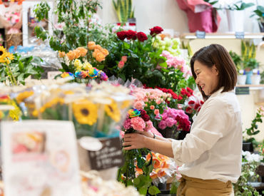 ≪Karendo≫にはカラフルなお花や雑貨がたくさん★*゜
ワクワク気分でお花を選ぶお客様を見てアナタも幸せ気分に♪
