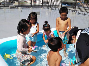 子ども達の笑顔に囲まれてお仕事☆
夏は屋上でプール遊びをしたり♪たのしい行事もいっぱい♪