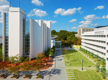 大阪経済法科大学 花岡キャンパス ≪レア募集≫数年ぶりのスタッフ募集★
学生が食堂で集う、実際の写真♪
綺麗なキャンパスで一緒にはたらきませんか？