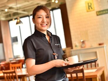 Royal Garden Cafe 飯田橋 幅広い年代のスタッフが活躍中！
新人さんも、いつの間にか馴染んでる！
そんな温かい雰囲気の職場★
※画像はイメージです。