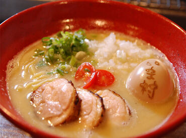 ラーメンが好きな方必見‼
まかない1食300円で好きなメニューが食べられる★
仕事の後に絶品ラーメンが染みる…♪