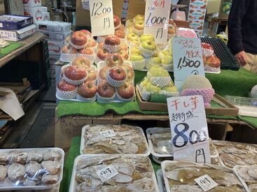 活気あるアメ横で、果物・鮮魚を販売しているお店です。
学生さんから50代まで幅広い年代活躍中★