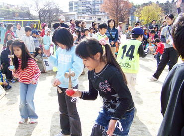 特定非営利活動法人松戸市学童保育の会　（勤務地　北部小学校内） 子どもと走り回ったり、ボール遊びをしたりetc
子どもと遊ぶことが好きな方であれば楽しめるはず♪もちろん室内での遊びもあり◎