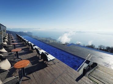 びわ湖バレイ ＼＊絶景の隣で働ける！＊／
琵琶湖の青×テラスカフェが
とってもきれいですよ♪