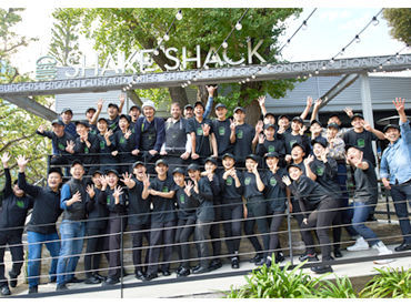シェイク シャック 二子玉川店 ★メンバーの仲の良さも魅力！
学生～主婦(夫)の方まで、年齢の壁はありません◎
一緒に"Shake Shack"体験をお届けしましょう！