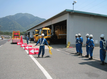 まずは応募してみませんか？
警備のお仕事はお堅いイメージもあるかもしれませんが、思った以上にやりがいがありますよ♪