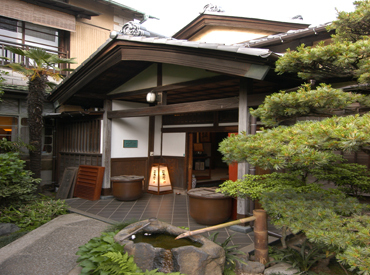 国登録有形文化財　二木屋 "会席料理"とは、コース形式の日本料理のこと！ご家族の記念日やお祝いで利用されることが多いお店なので、笑顔溢れる空間です♪