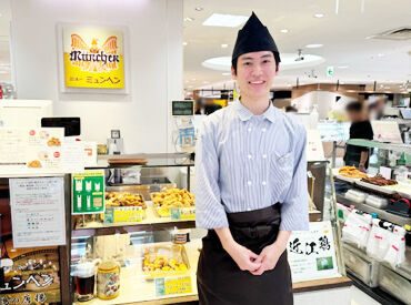 ニューミュンヘン 高島屋大阪店 テイクアウト専門店★
駅直結の高島屋内なので通勤便利♪
↑キッチンは30～60代男性活躍中！