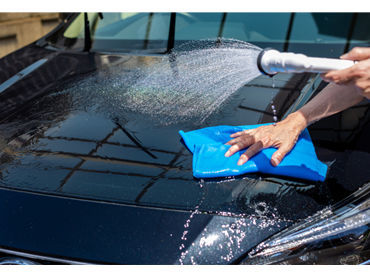 《《スタッフさんの声》》
車内のガラス拭きもなくて
他の洗車業務より簡単！
シニアの僕でも長期間働き続けられています
