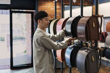 土屋鞄製造所　童具店・神戸 *◆応募のきっかけは何でもOK◆*
「子どもが好き」「土屋鞄が好き」
「短期のお仕事を探していた」etc.