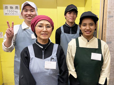 ヤマナカ　松原店 スタッフは20~50代年齢層幅広く活躍中★
分からないことは何でも聞いてくださいね☆