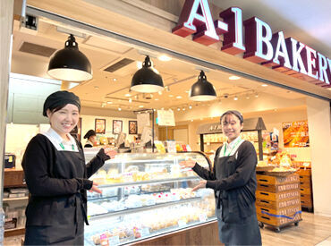 エーワンベーカリー東梅田駅店　【203】 ≪天王寺店≫
いつも笑顔でいっぱいの温かい雰囲気も魅力のひとつ◎
チームワークバッチリです！