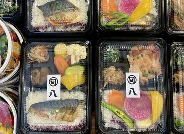 ＼人気の野菜たっぷり旬八弁当／
なんとこちらがまかない！(平日6h以上の勤務で支給）
スタッフにも大好評です！