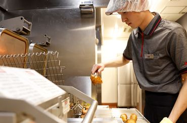 ケンタッキーフライドチキン　愛川町店 ▼続ける理由はチームワークの良さ!
「KFCでの経験が就活で役に立ったよ」なんて話を先輩から聞くこともあります![20代/大学生]