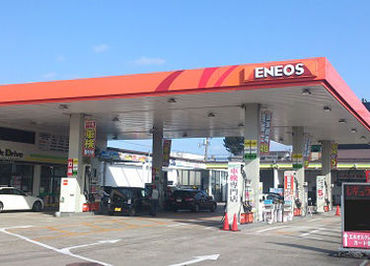 ENEOS 駅南天神尾店／宮島石油販売株式会社 タイヤ交換、オイル交換、洗車など
の業務です◎
様々な車を間近で見られるので、
車好きにはたまらない♪*