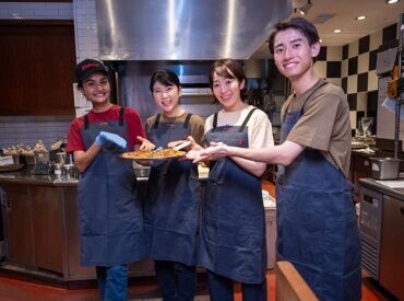 シェーキーズ横浜西口店 子ども~大人まで楽しめる空間だからこそ、
未経験から始める方でも安心して働けます♪
★チームワークバッチリの職場です★