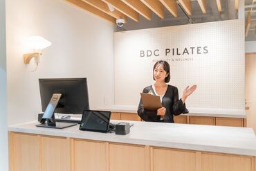 BDC　PILATES 女性が多数活躍中♪
私服OKなのでラクチン◎
ネイル・ピアスなども完全自由です!!
綺麗な店舗でオシャレにお仕事*゜