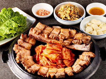 韓国で人気の藁焼き肉専門店！
未経験・バイトデビューの方も大歓迎です♪
一緒にお店を盛り上げましょう★