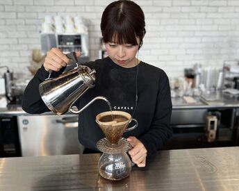 Cafe lx -カフェルクス- 久山店 STAFFお揃いのエプロンはとってもオシャレ♪
美味しいコーヒーを入れるコツ教えちゃいますッ☆.｡*ﾟ