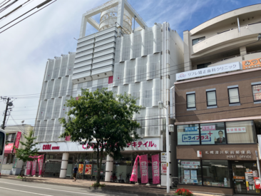 CUBE　アネックス店 ～澄川駅、目の前♪～
天候に左右されない駅チカ店舗！
車通勤もOKなので通勤の不便なし◎