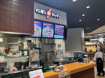 未経験の方も徐々に出来るようになればOK♪
フードコート内にある店舗です！