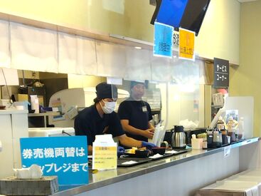 ＼こちらは街かど屋 天理PA店です♪／
幅広い年代のスタッフが在籍！
平日はドライバーさん/土日は家族層のお客様が多めです◎