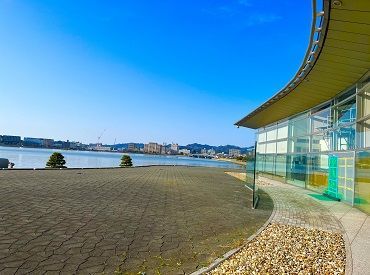 ～島根県立美術館内～
ガラス貼りで宍道湖を一望！
ゆったり食事を楽しめるおしゃれなお店♪
