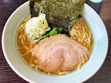 宮崎では珍しい家系ラーメンの店舗！
仕事はめちゃシンプル⇒できた料理を運ぶだけ！
食券制だから…注文取りナシ＆会計ナシ！