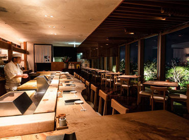 「寿司権八」ではお寿司業態を展開◆*
江戸前寿司から創作寿司まで
幅広くご提供しています！