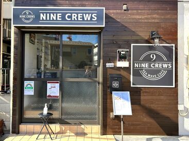 Cafe NINE CREWS※2024年5月オープン ★オープニング大募集★
ゆったり勤務が多いから未経験でも安心◎
私服＋エプロンで働けるのもウレシイ！