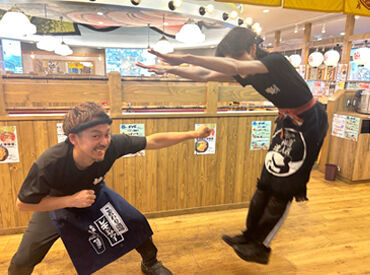 横浜家系ラーメン銀家 札幌東苗穂店（株式会社アウラホールディングス） ＼左に写っているのは"東苗穂店の店長"／
愉快な店長が率いる明るいお店です◎
"飲食未経験者"も大歓迎！