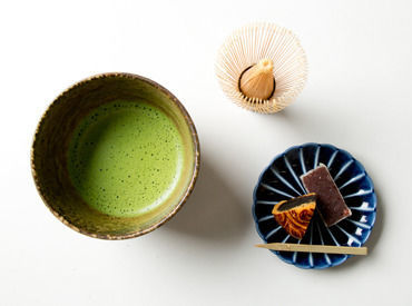 ＼オープニングStaff大募集／
京都の老舗"森半"の抹茶を使用◎
スイーツやドリンクはもちろん
お茶漬けなどの食事も楽しめます♪