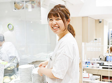 幸せのパンケーキ　梅田店 『初正社員』『初業界』の未経験さんもWelcome!
まずは「いらっしゃいませ」笑顔で声が出せたらOK！