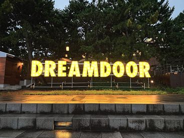 DREAM DOOR YOKOHAMA　※3月16日オープン ★横浜でも人気のチルスポット★
都会にいながらにして
海を眺めながらBBQやアウトドアを楽しめる
オシャレで贅沢な空間♪