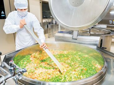 株式会社東洋食品　学校給食事業部　勤務地：東京都大田区内の小中学校 和洋中など献立に沿ってチームで、給食を作り提供｡ 学年・対象年齢で塩分濃度を調整するので、知識の幅も広がります◎