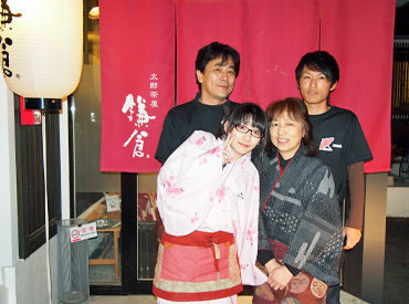 町家カフェ 太郎茶屋鎌倉 総社店 夏場はポロシャツ、冬場は着物を着てお客様をお出迎え♪
着物は簡単に着られる仕様になっているので心配無用です！