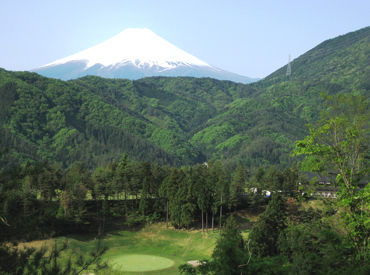 中央都留カントリー倶楽部 ＼専門知識や経験がなくてもOK！／
富士山の眺めが素晴らしいゴルフ場＋*
未経験歓迎！先輩が丁寧に教えるので安心です☆