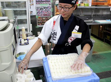 魚魚丸(ととまる)　大府店 シャリは機械で作っています♪
切ってあるネタを乗せたり、海苔を巻いたり。
メニューごとに分担もしているので簡単★