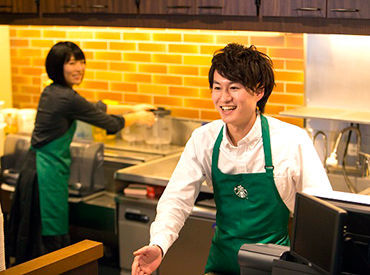 スターバックス コーヒー ジャパン　【オープニングスタッフ募集】ドライブスルー日田市内店 日常を忘れてホッと一息つける。
そんなかけがえのない時間を提供。
あなたの作ったドリンクで、
誰かを癒してみませんか。